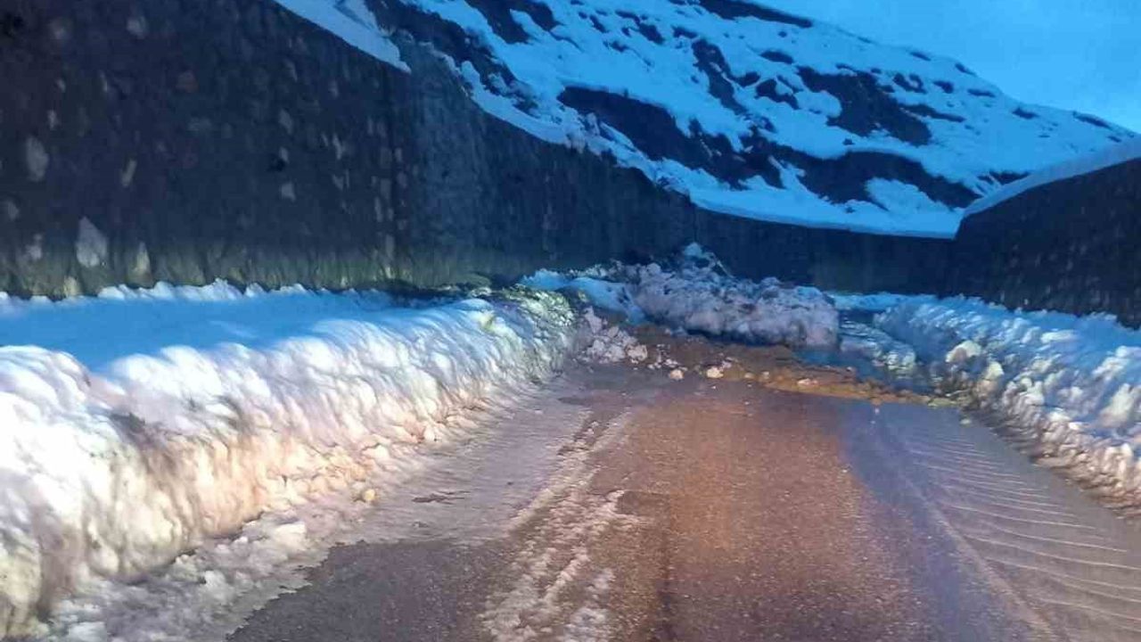 Türkeli'de Heyelan: Düzler-Celaller Grup Yolu Ulaşıma Kapandı