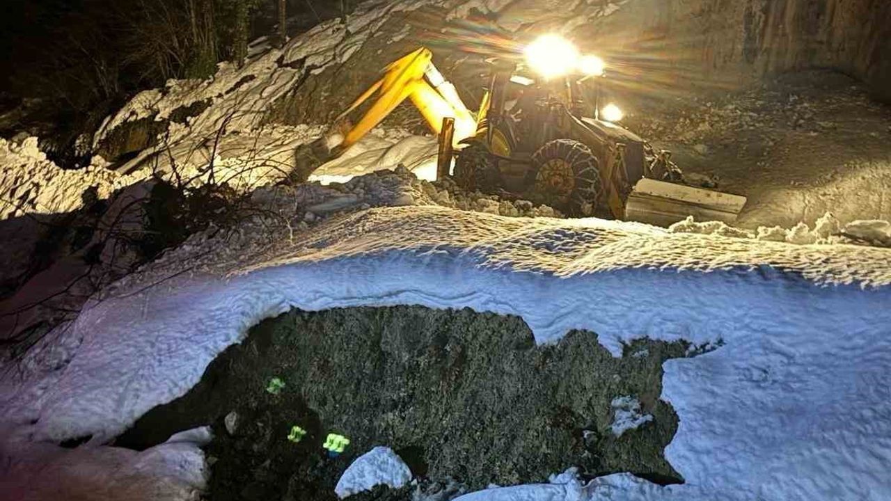 Türkeli'de Heyelan Kapatılan Düzler-Celaller Grup Yolu Yeniden Açıldı