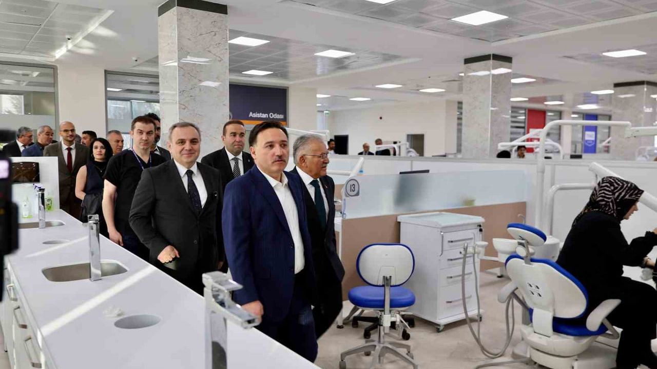 Türkiye'nin En Büyük Diş Hastanesi: Erciyes Üniversitesi İlk Hastalarını Kabul Etti