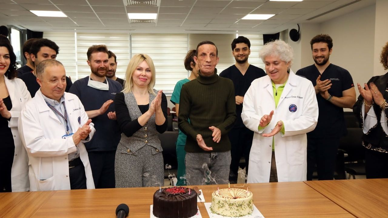 Türkiye’nin İlk Yüz Nakli: Uğur Acar 14 Yıl Sonra Hocalarıyla Yeniden Buluştu