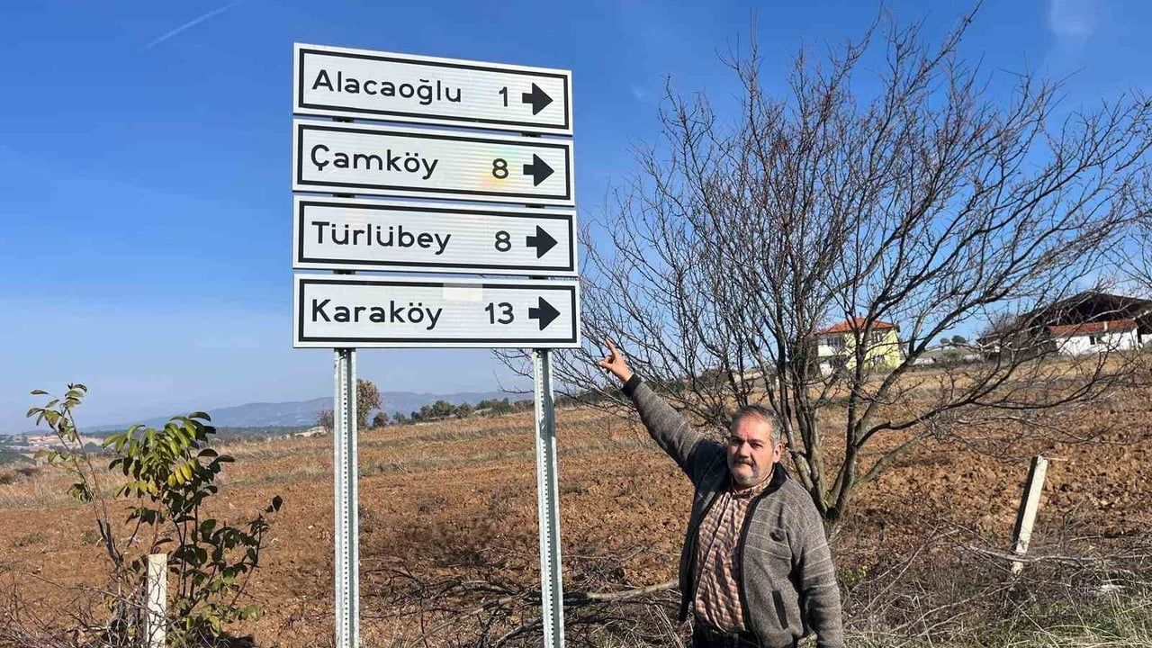 Türlübey'de 'Yaklaştıkça Uzaklaşan' Yön Levhası Köylüyü ve Sürücüleri Şaşırttı