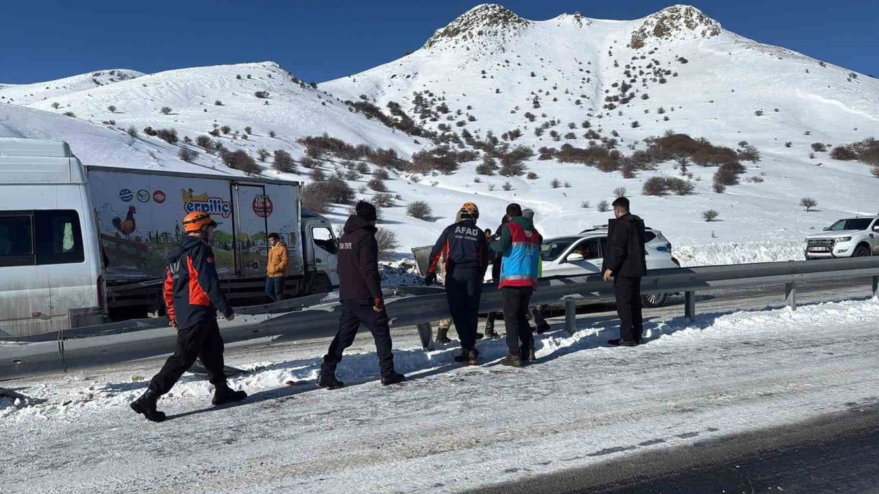 Tutak Kaymakamlığı'ndan Kazazedelere Sıcak Çorba İkramı