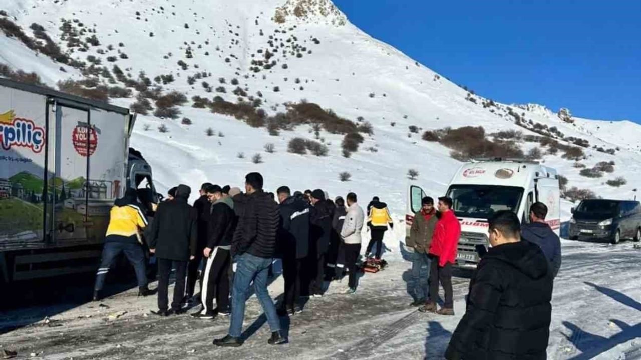 Tutak'ta Otobüs-Kamyonet Çarpışması: Çok Sayıda Yaralı