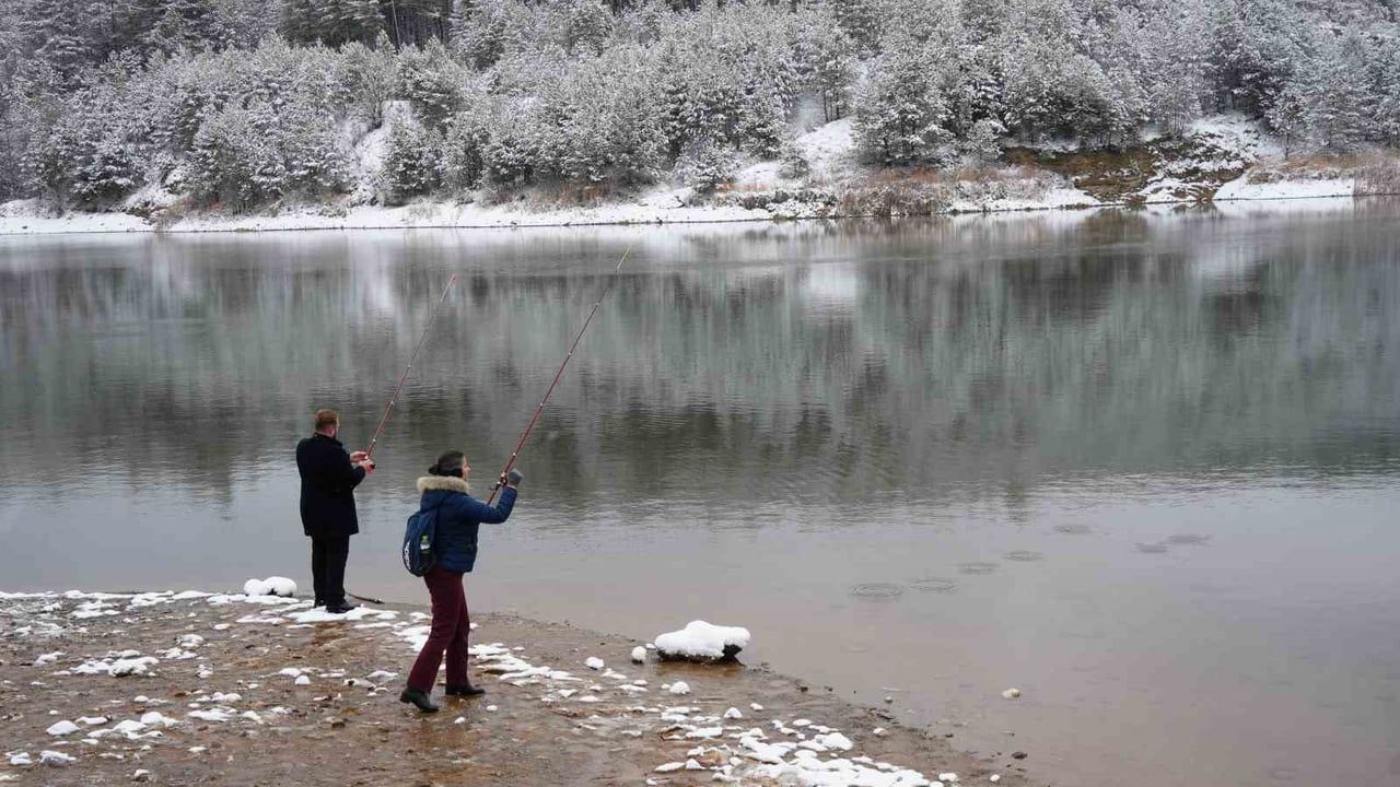 Tuzaklı Göleti'nin Karla Kaplı Kışı Kastamonu'da Ziyaretçileri Mest Etti