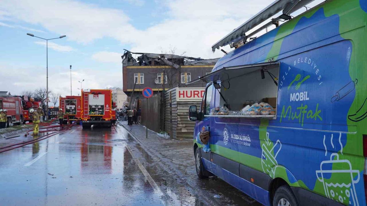 Tuzla Belediyesi'nden Orhanlı'daki Çakmak Fabrikası Yangınında Hızlı Destek