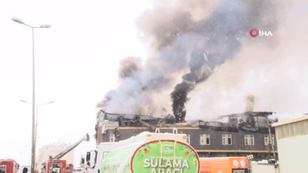 Tuzla'da Çakmak Fabrikasında Yangın: Üretim Tesisi Tahliye Edildi