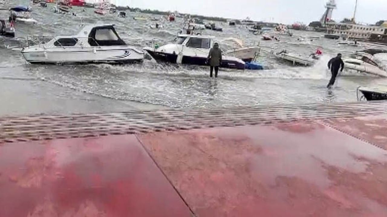 Tuzla'da Fırtına Alarmı: Sahil Yolu Taştı, Tekneler Dalgalarla Mücadele Etti