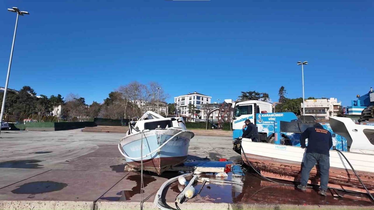 Tuzla'da Fırtına Kıyıda Büyük Hasar: Çok Sayıda Tekne Zarar Gördü