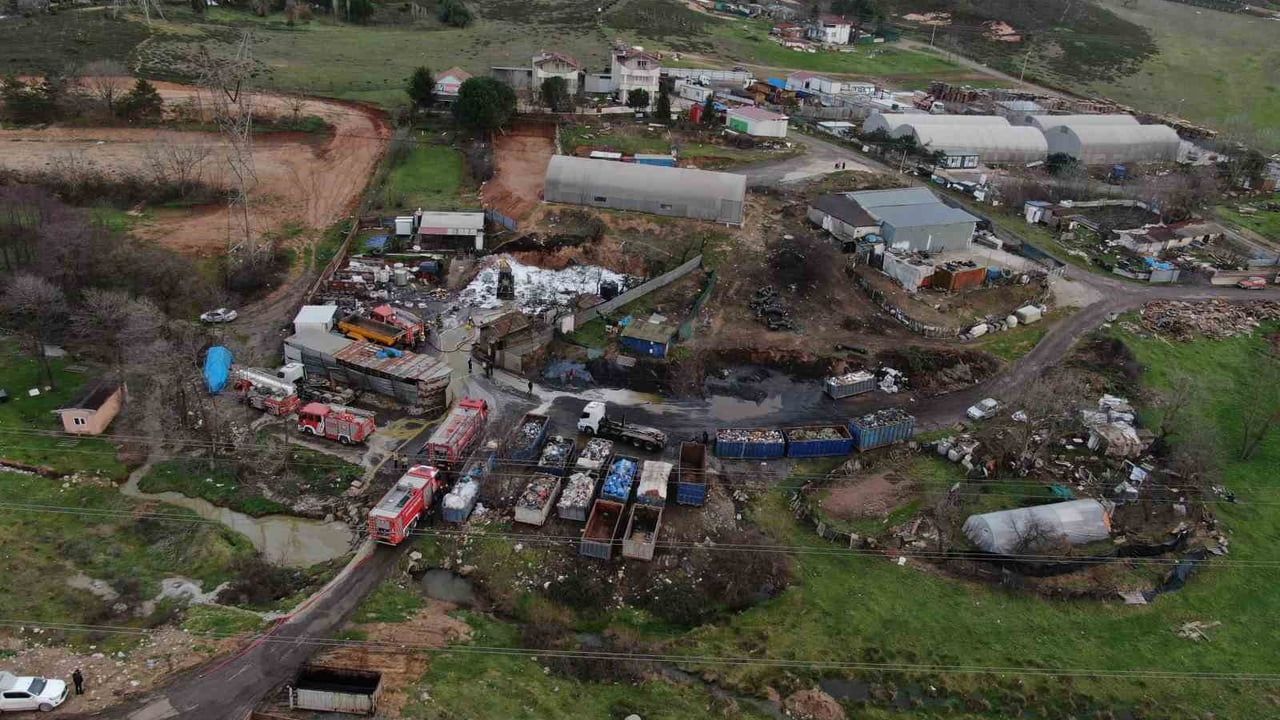 Tuzla'da Geri Dönüşüm Deposunda Yangın — Bölge Dumanla Kaplandı