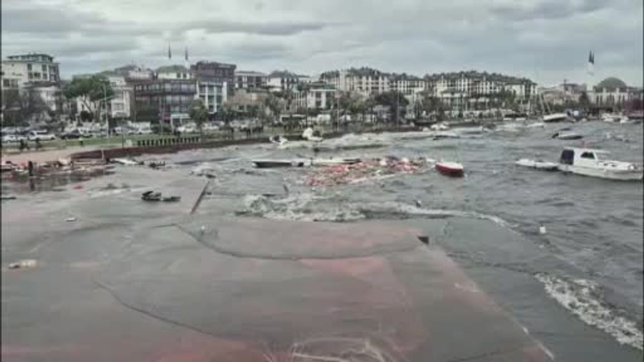 Tuzla'da Kuvvetli Fırtına: Deniz Taştı, Yollar Göle Döndü