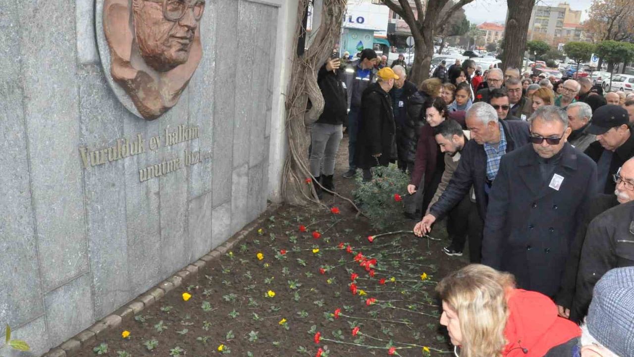 Uğur Mumcu Salihli’de 33. Yılında Karanfillerle Anıldı