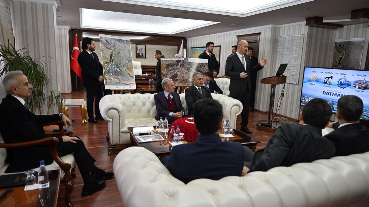 Ulaştırma Bakanı Abdulkadir Uraloğlu Batman’da: Valilik Ziyareti ve Yatırım Görüşmeleri