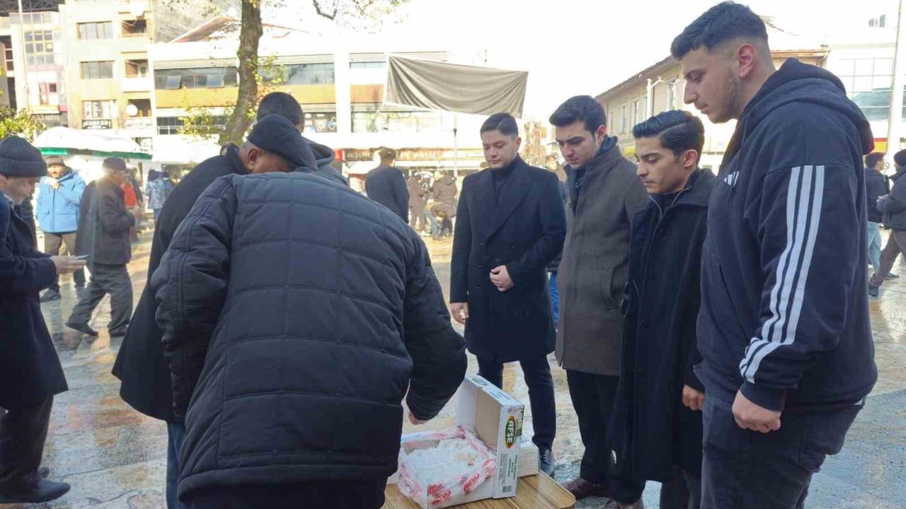 Ülkü Ocakları Düzce'den Şehitler İçin Lokum İkramı