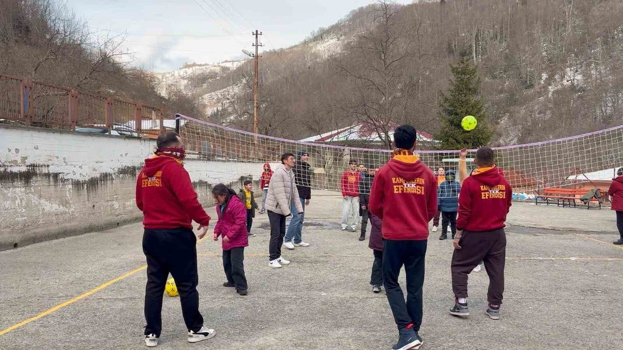 ultrAslan UNI'den Giresun Yüce Köyü'ne Kışlık Yardım: 97 Öğrenciye Mont ve Bot