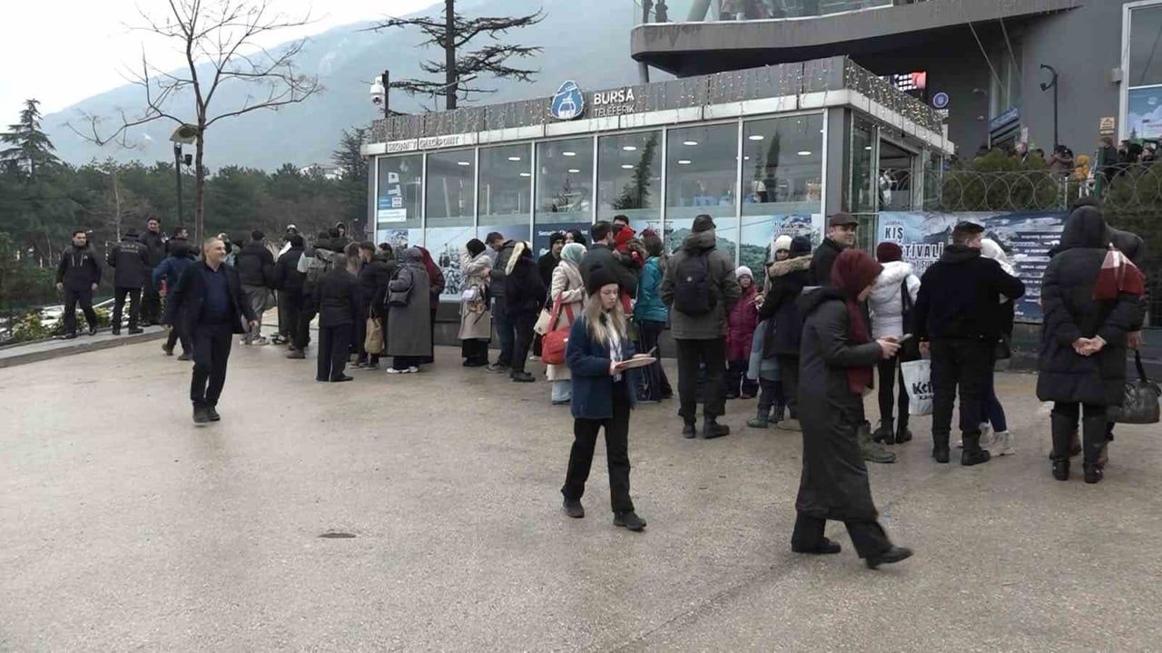 Uludağ'da 500 Metreyi Aşan Teleferik Kuyruğu