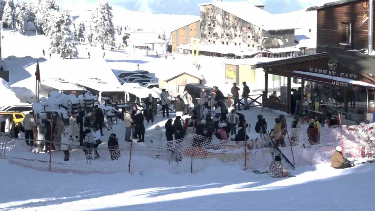 Uludağ'da Sömestr Cümbüşü: Kar, Kayak ve Telesiyej Kuyrukları