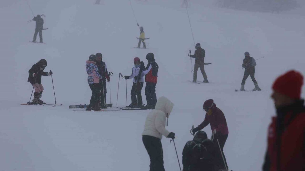 Uludağ'da Sömestr Yoğunluğu: Sis ve Soğuğa Rağmen Kayak Talebi Sürüyor