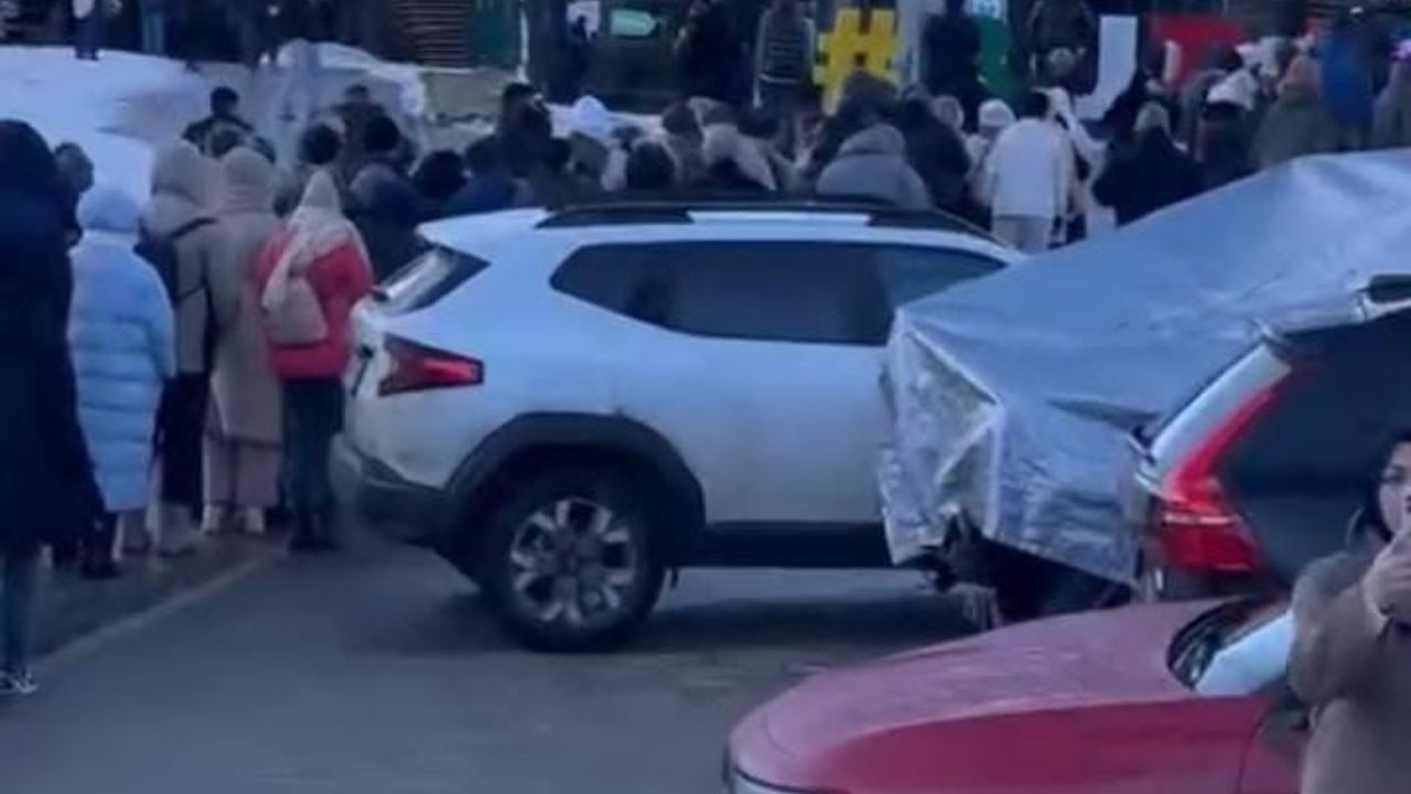 Uludağ'da teleferik kuyrukları metrelerce uzadı