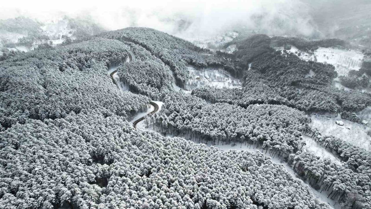 Uludağ’ın Karla Kaplı Virajları Dronla Kartpostala Dönüştü
