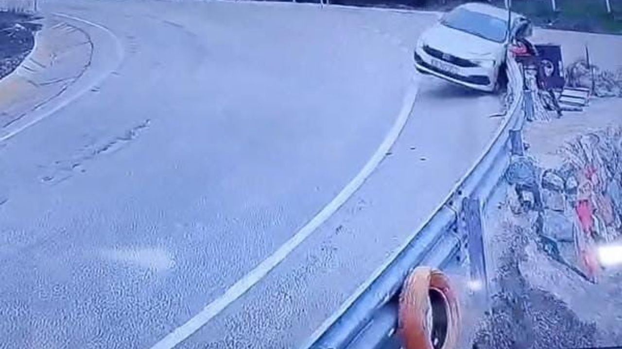 Uludağ Yolu'nda Virajı Alamayan Araç Bariyerlere Çarptı — Kaza Anı Kamerada