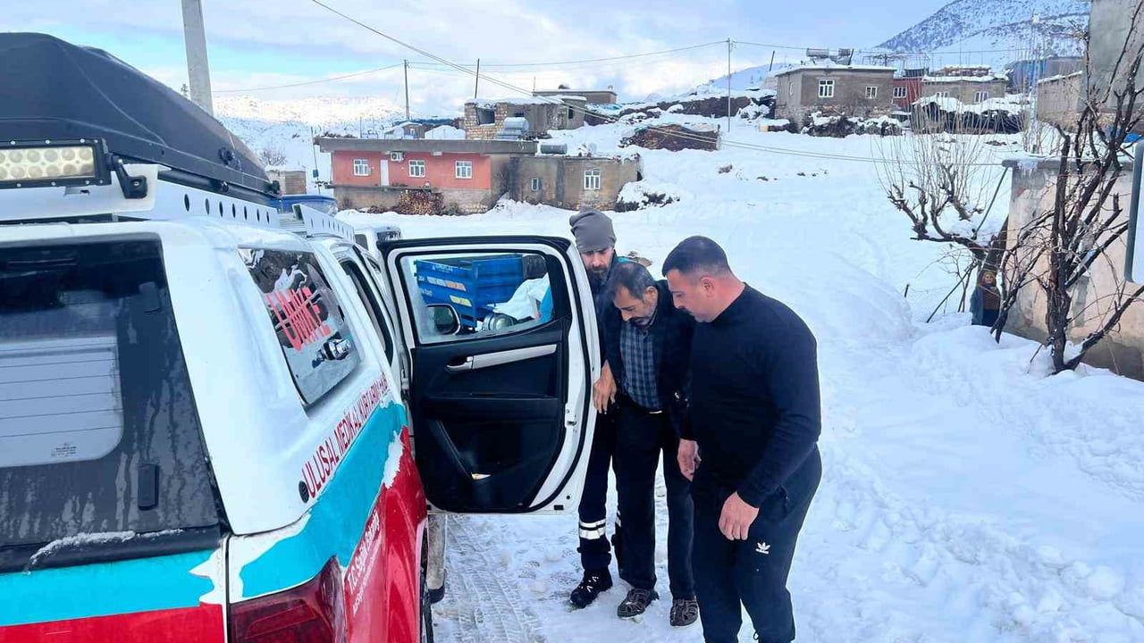 UMKE Baykan'da iki hastaya kar altında zamanında müdahale