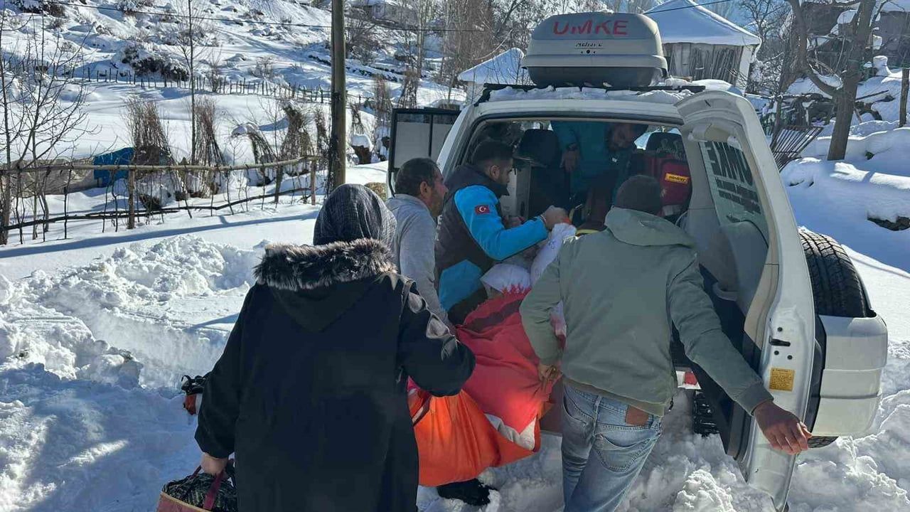 UMKE, Bingöl'de paletli araçla 100 yaşındaki diyaliz hastasını hastaneye ulaştırdı