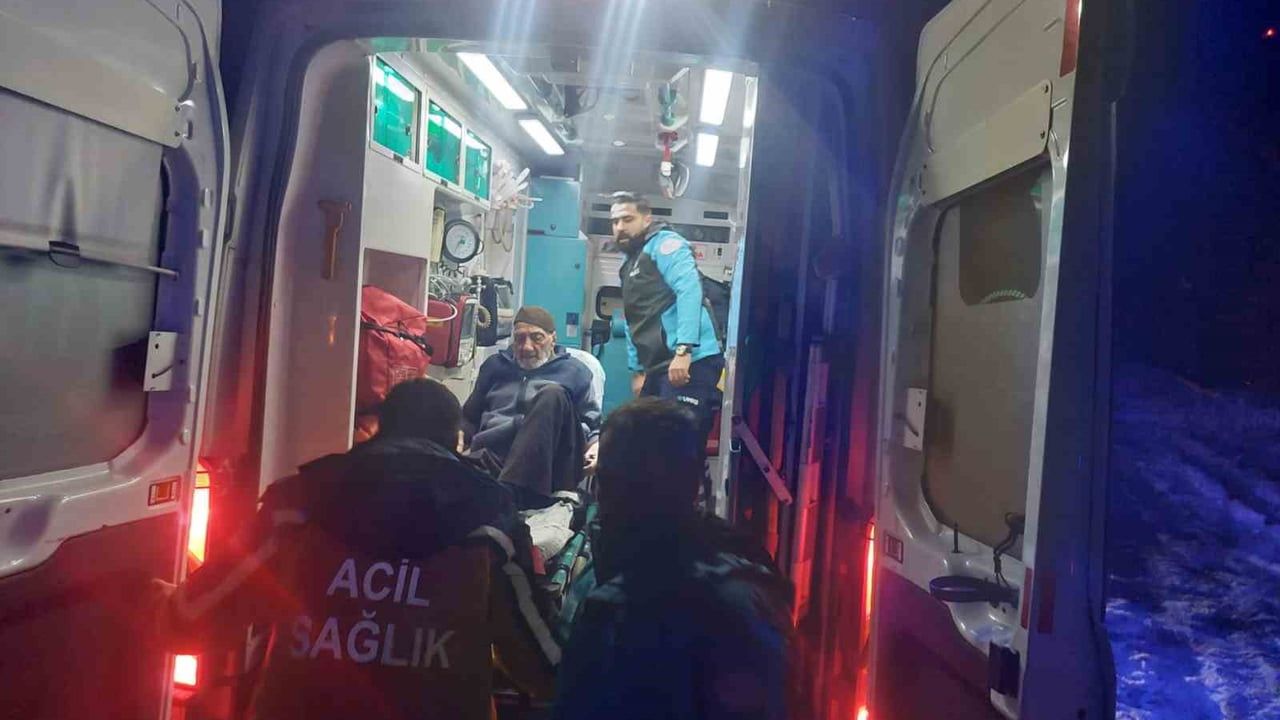 UMKE Bingöl'de Zorlu Kışta 90 Yaşındaki Hastayı Kurtardı
