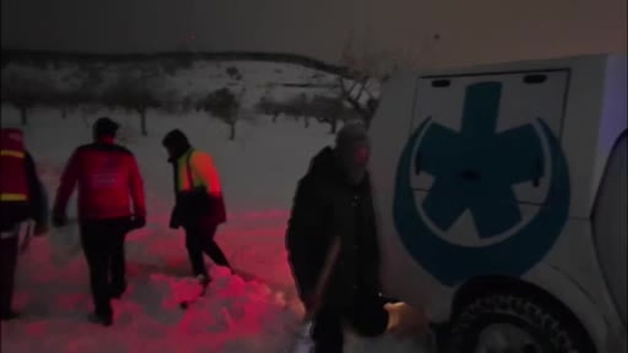 UMKE Gaziantep'te Araçları Kara Saplanınca Yürüyerek Vakaya Ulaştı