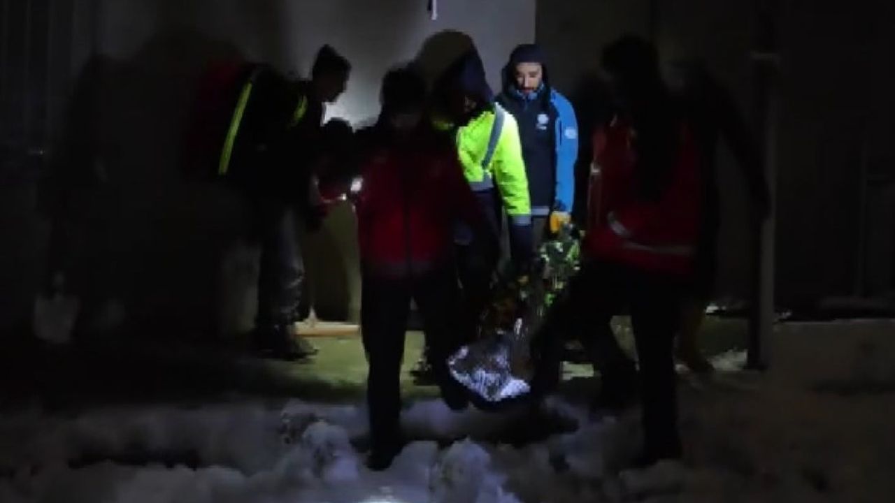 UMKE, Gaziantep'te Kara Saplanan Araçları Bırakıp Yürüyerek Vakaya Ulaştı