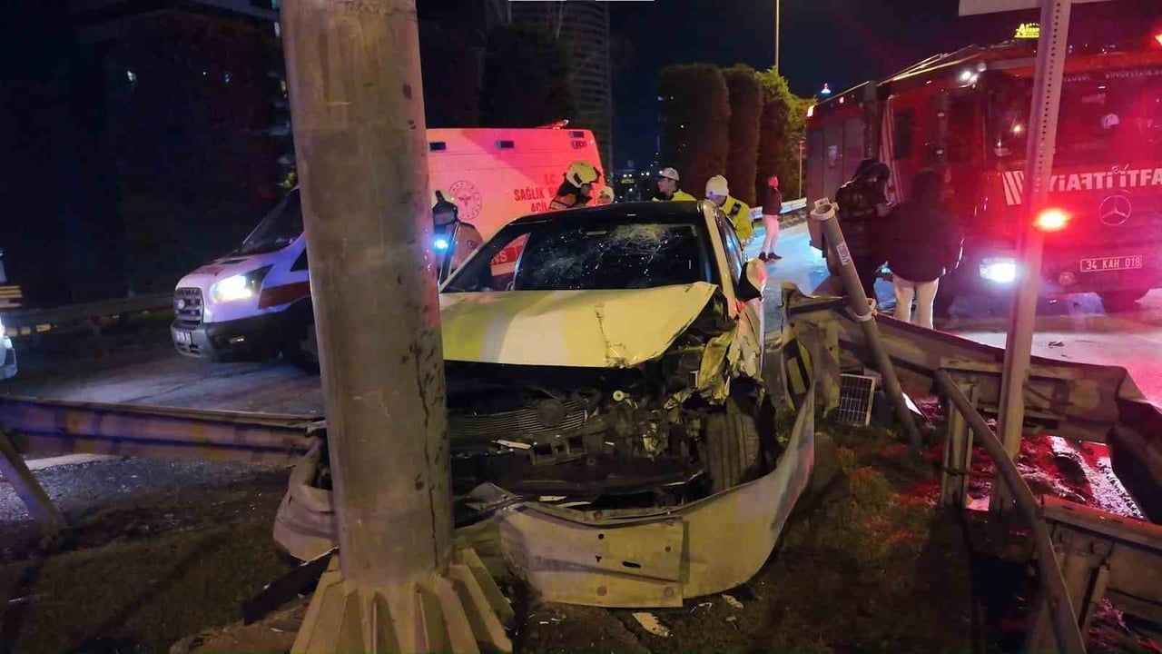 Ümraniye'de Alkollü Sürücü Bariyerlere Saplandı: 2 Yaralı