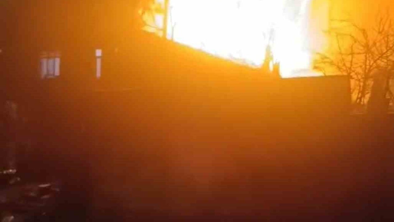 Ümraniye'de Çatı Yangını Huzur Mahallesi'nde Tahliyeye Neden Oldu