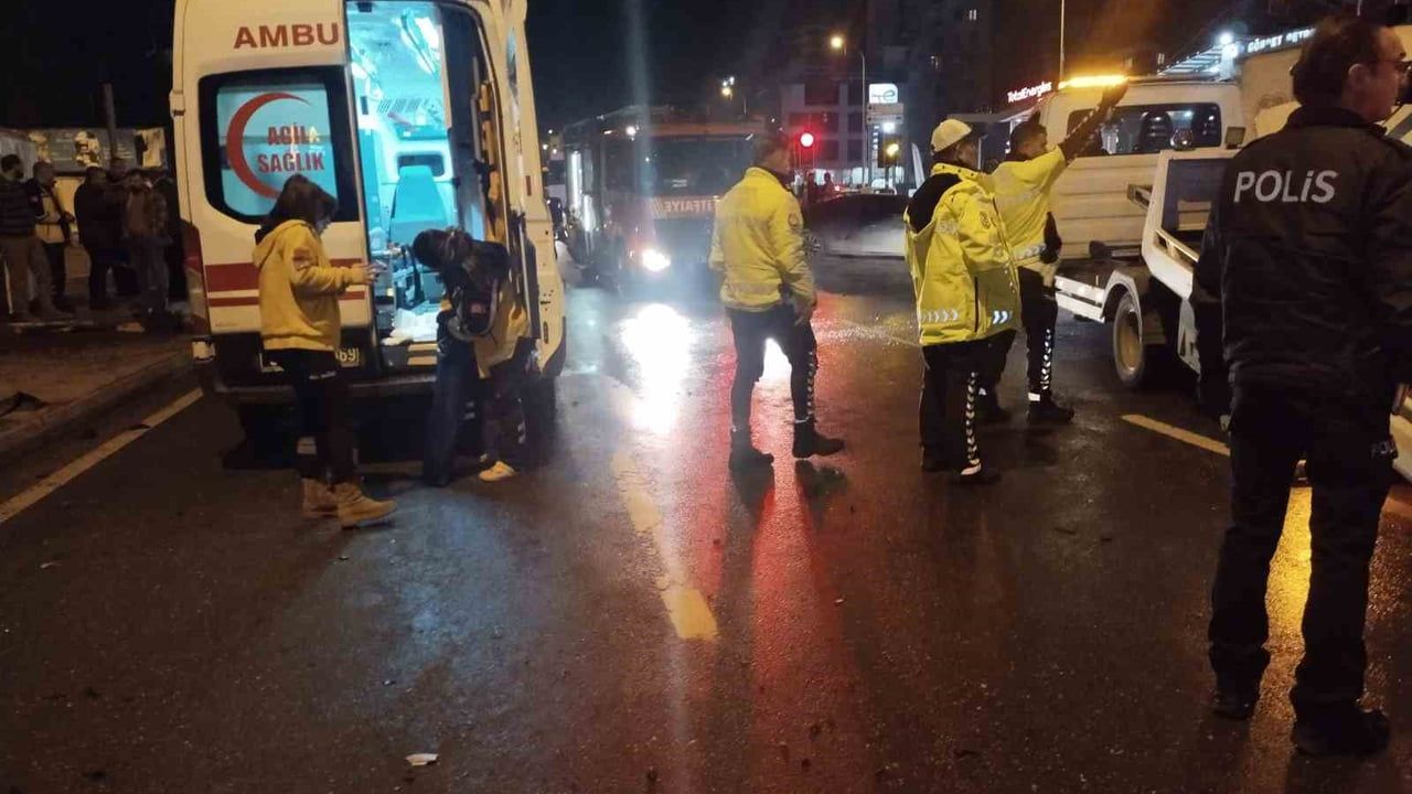 Ümraniye'de Trafik Kazası: Küçüksu Caddesi'nde 3 Yaralı, 2'si Ağır
