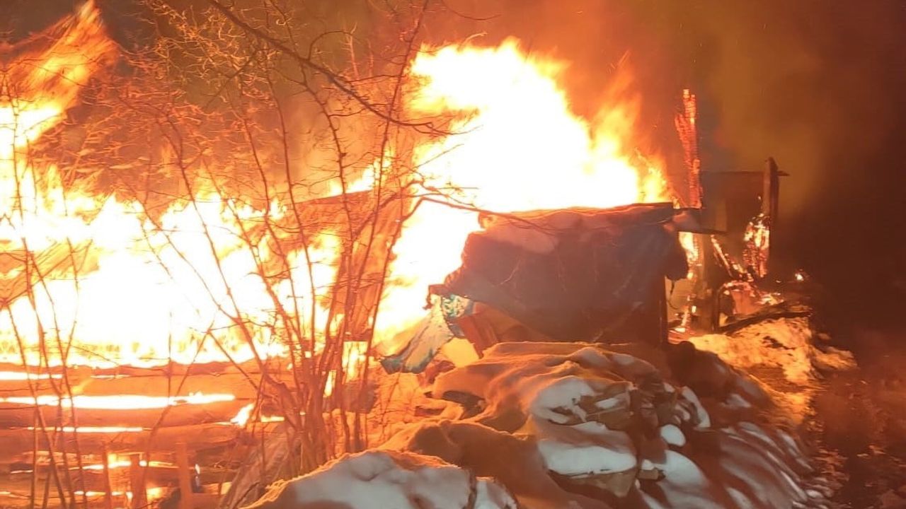 Ünye'de Ahşap Ev ve Samanlık Yangını