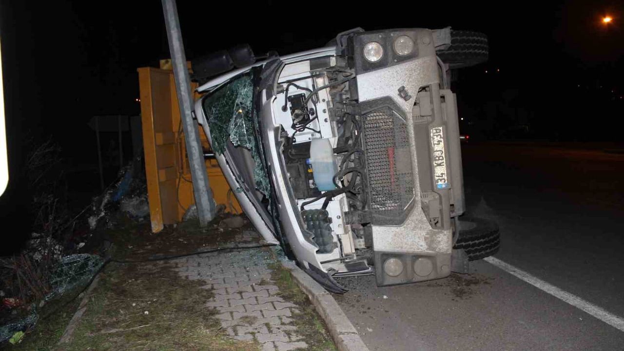 Ünye'de Çöp Kamyonu Devrildi: Sürücü Yaralandı