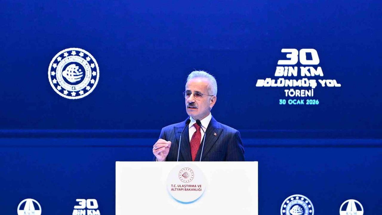 Uraloğlu: Bölünmüş Yol Ağını 2002'de 6 bin 101'den Bugün 30 Bin Km'ye Çıkardık