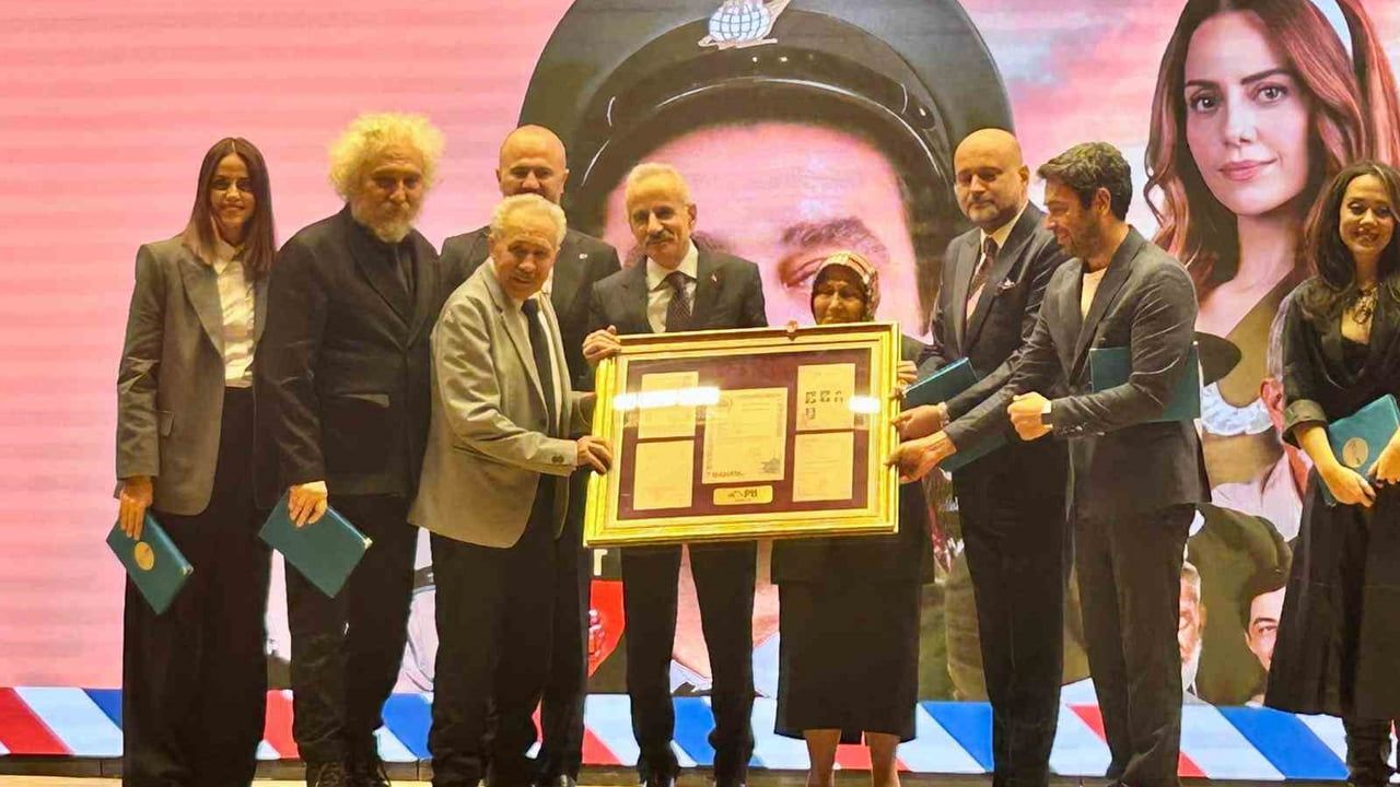 Uraloğlu: PTT'nin 186. yılında ‘Bak Postacı Geliyor’ gösterimi duygulandırdı
