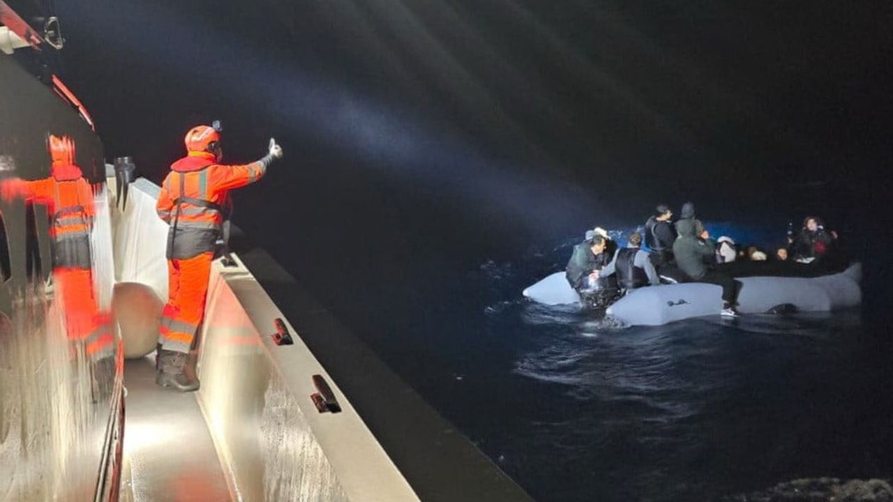 Urla açıklarında motor arızası: 24 düzensiz göçmen kurtarıldı