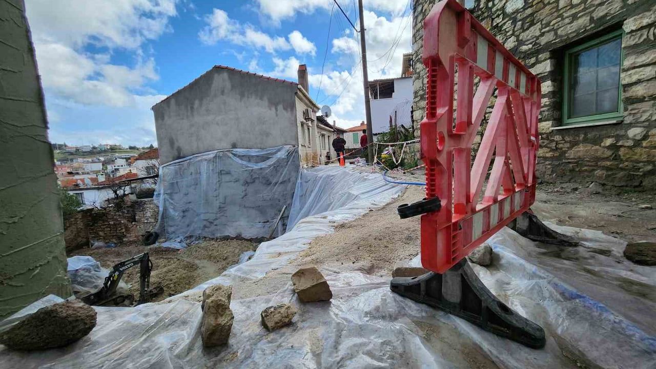 Urla'da Önlem Alınmayan Temel Kazısı Evleri ve Yolu Kullanılamaz Hale Getirdi