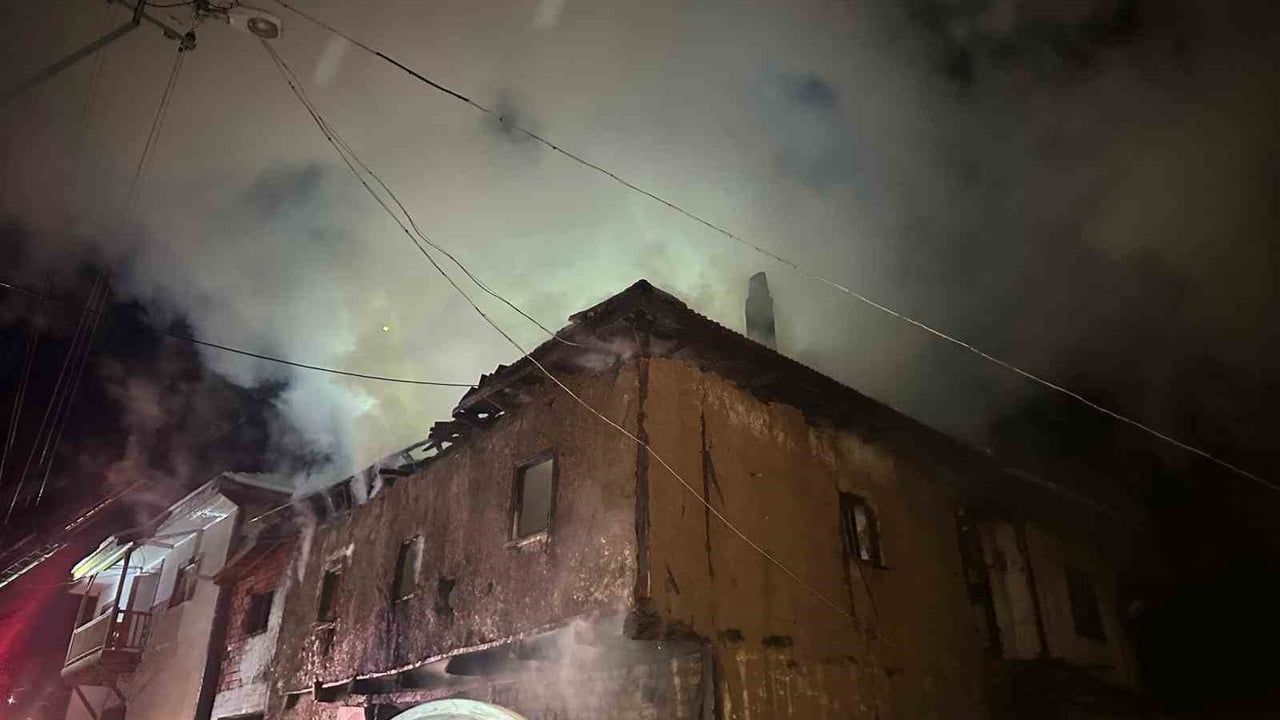 Uşak Paşacık'ta İki Katlı Ev Yangını: Karı-Koca Dumandan Etkilendi