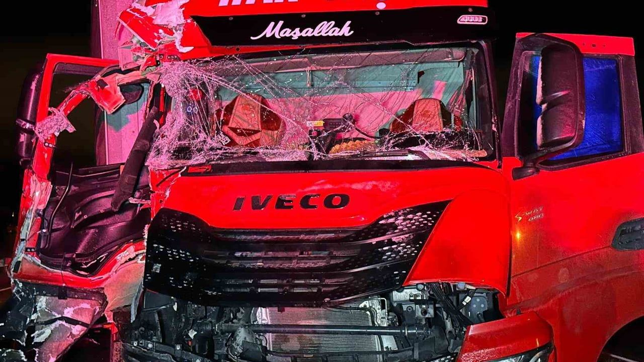 Uşak'ta 2 Tır Çarpıştı: 1 Sürücü Yaralandı