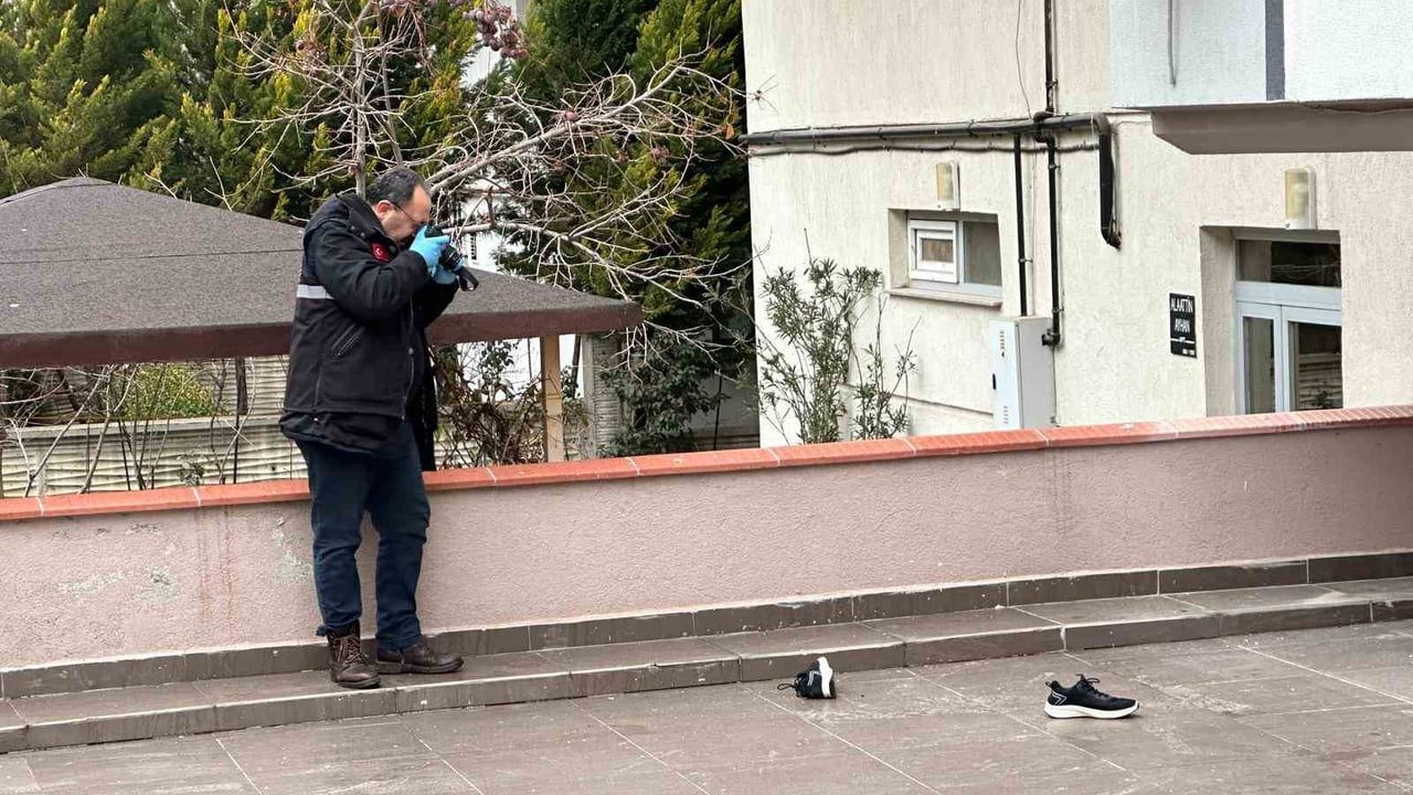 Uşak'ta Çatıdan Düşen 45 Yaşındaki Apartman Yöneticisi Hayatını Kaybetti