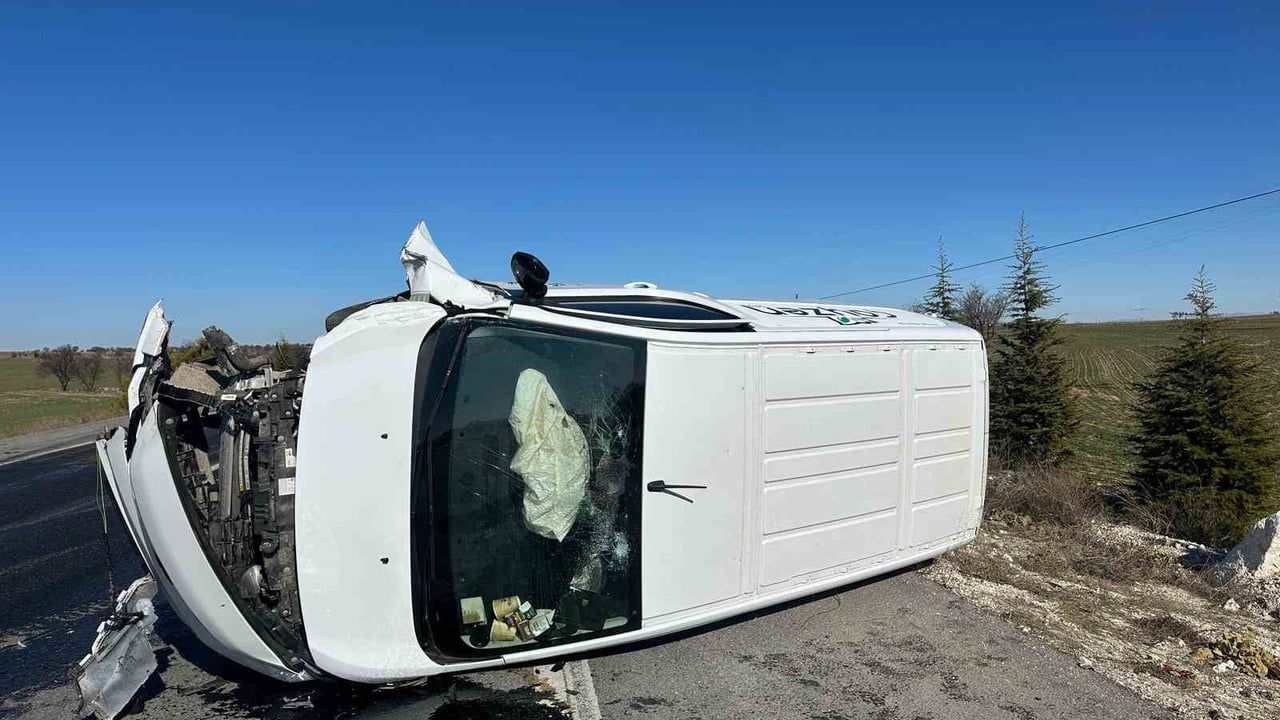 Uşak'ta Kamyonetle Çarpışan Traktör İkiye Bölündü: Sürücü Hastaneye Kaldırıldı