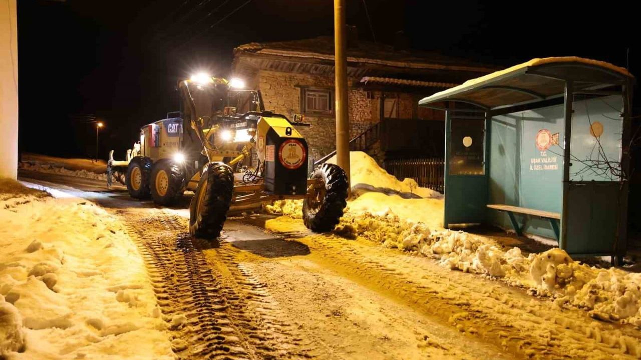 Uşak'ta Karla Mücadele: İl Özel İdaresi Kapanan Yolları Açtı