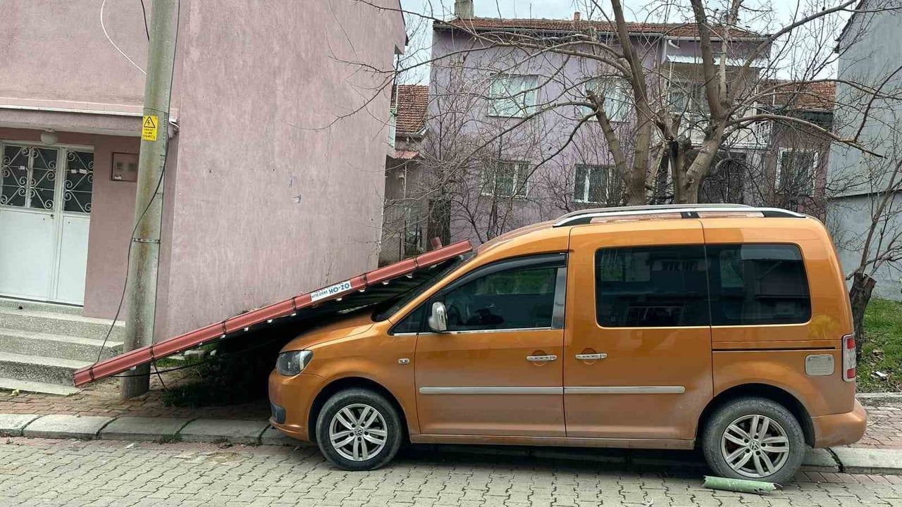Uşak'ta Kuvvetli Fırtına: Çatı Uçmaları ve Trafik Aksaklıkları