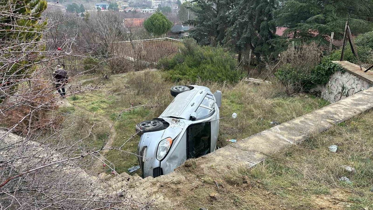 Uşak’ta Otomobil Kontrolden Çıktı, Bahçeye Devrildi: 1 Yaralı