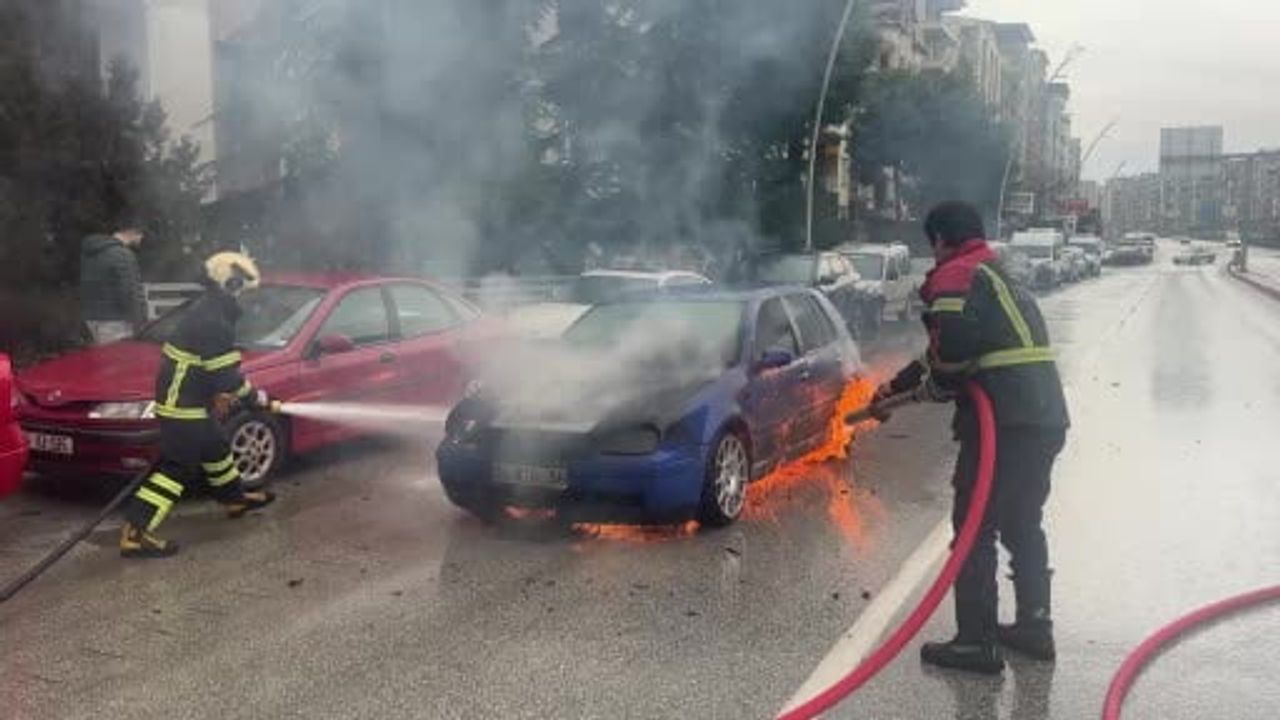Uşak’ta Seyir Halindeki Otomobilin Motoru Alev Aldı — İtfaiye Müdahale Etti