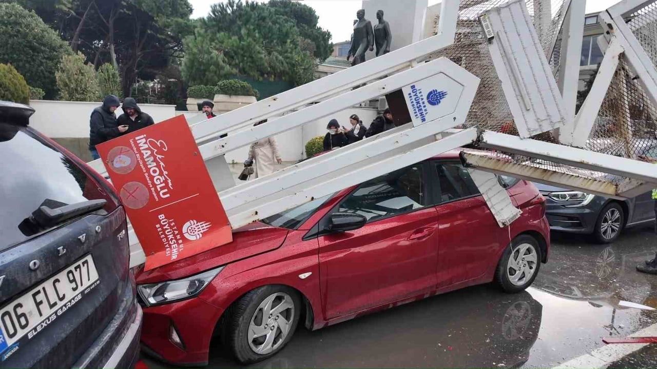 Üsküdar'da Ekskavatör Tabelaya Çarptı: 7 Araçta Maddi Hasar