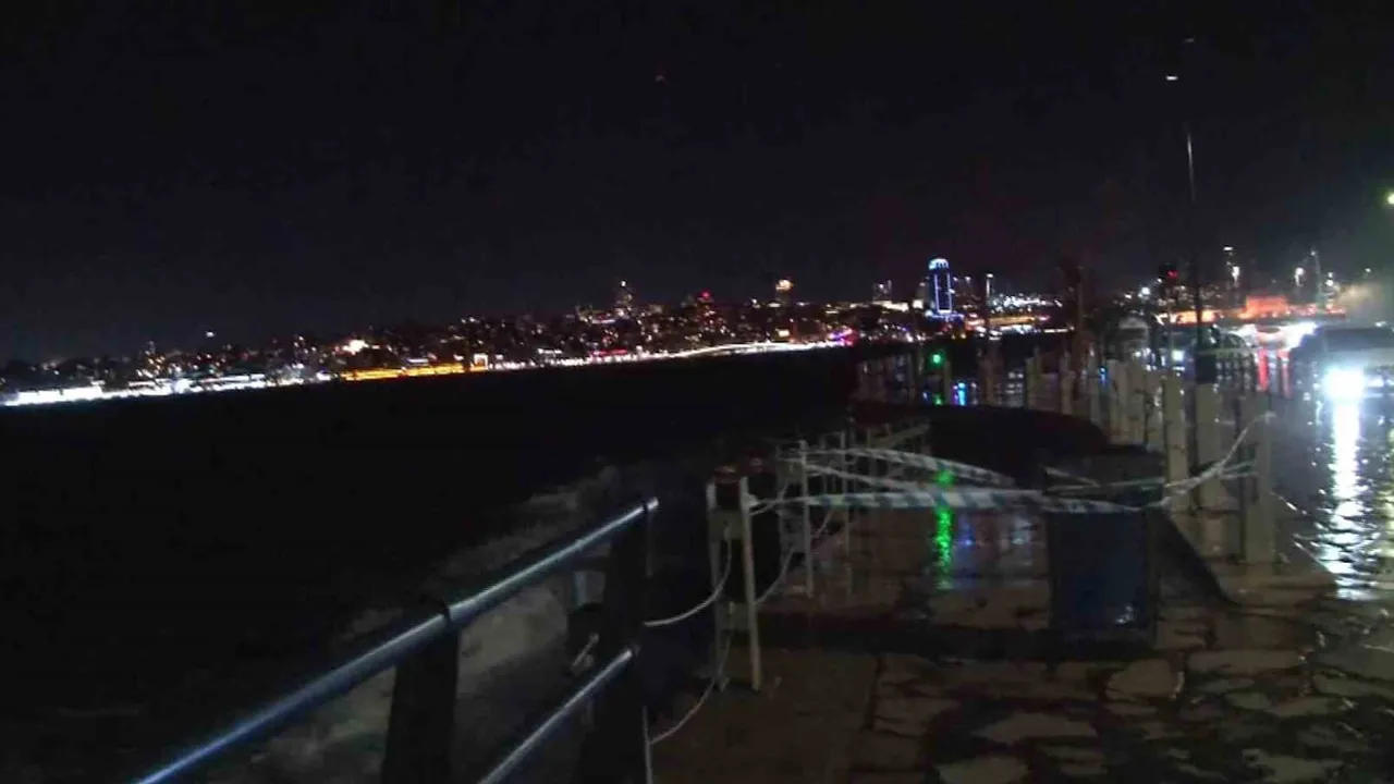 Üsküdar'da Lodos: Salacak Sahilinde Dev Dalgalar