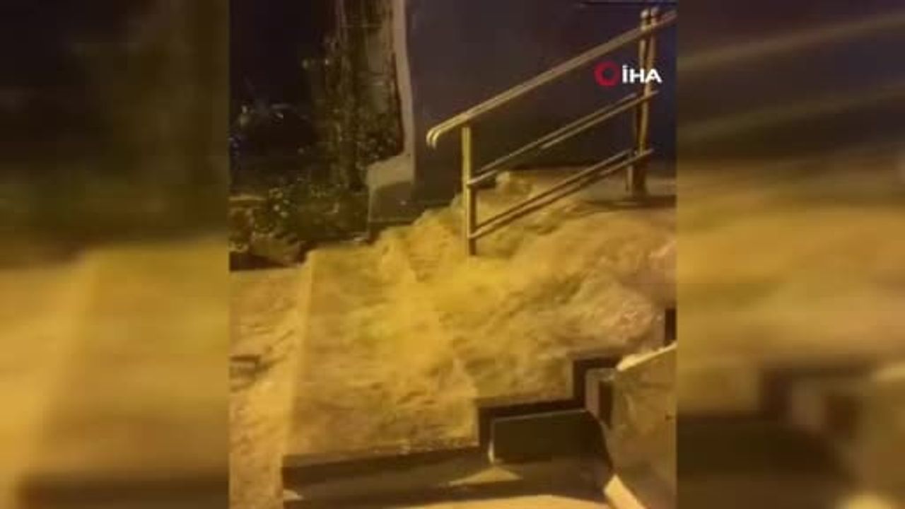 Üsküdar’da Sağanak: Yollar Nehre Döndü, Görüntüler Kamerada