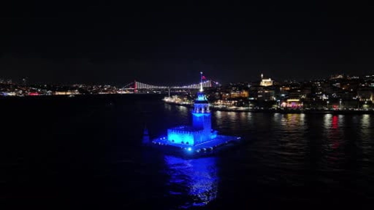 Üsküdar Kız Kulesi'nde Yılbaşı Işık Şovu Büyüledi